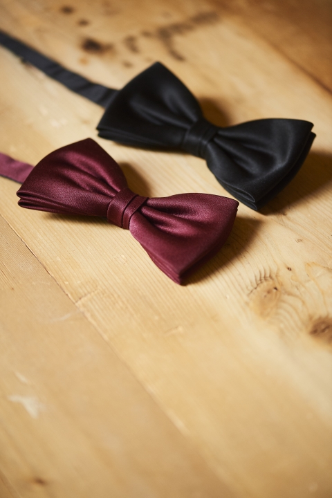 Bow-tie black or dark-red
